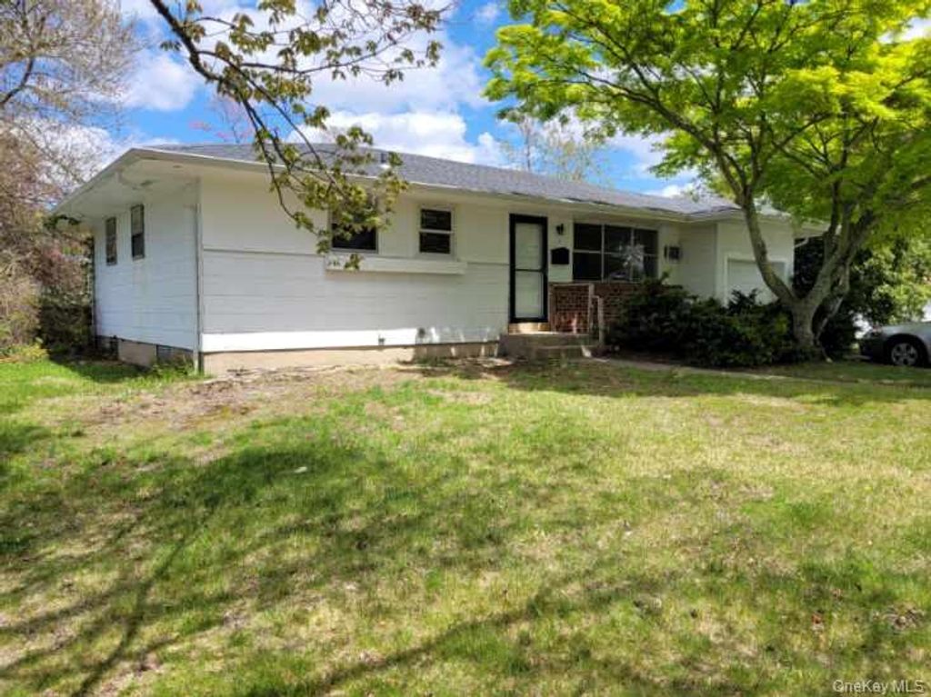 Photo of 5 Thorpe Lane, East Islip, NY 11730 (MLS # 999635)