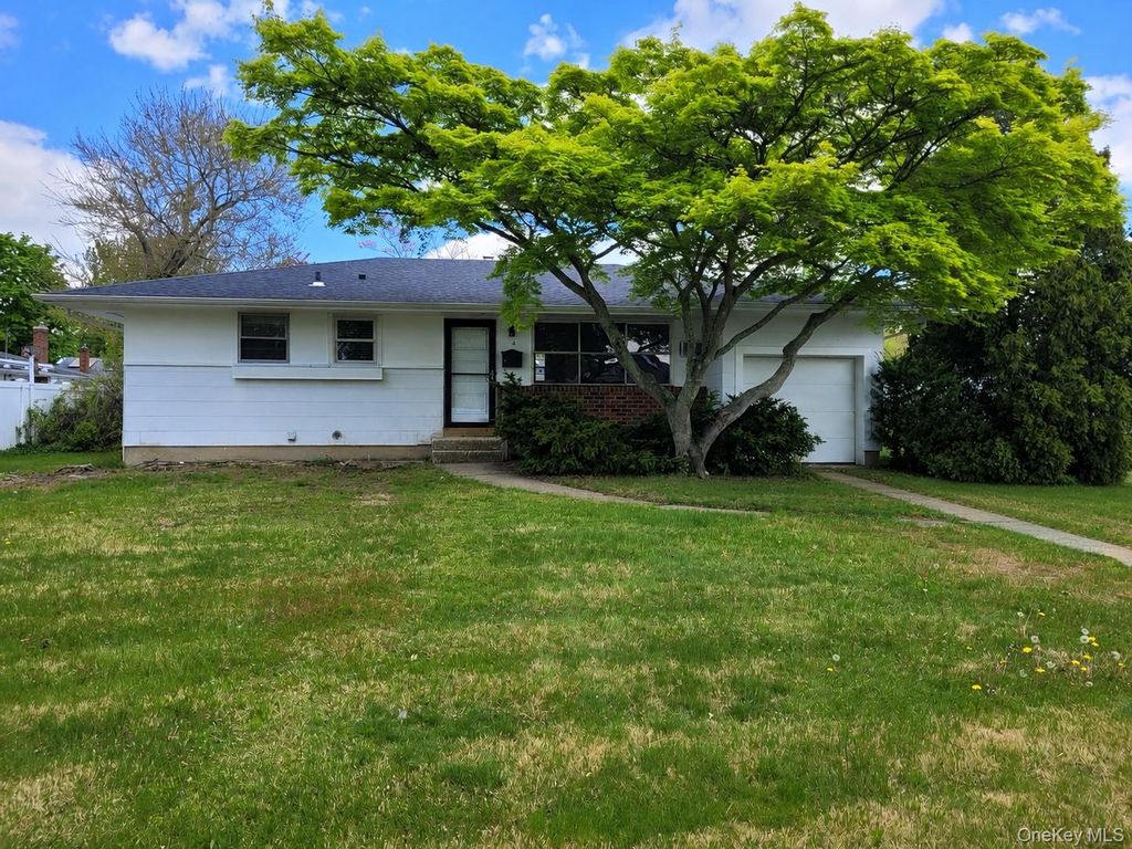 Photo of 5 Thorpe Lane, East Islip, NY 11730 (MLS # 999635)