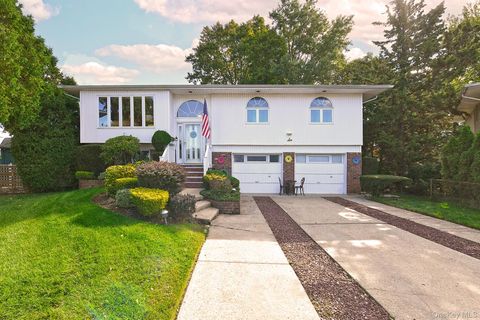 Photo of 6 Mason Court, Levittown, NY 11756 (MLS # 923109)