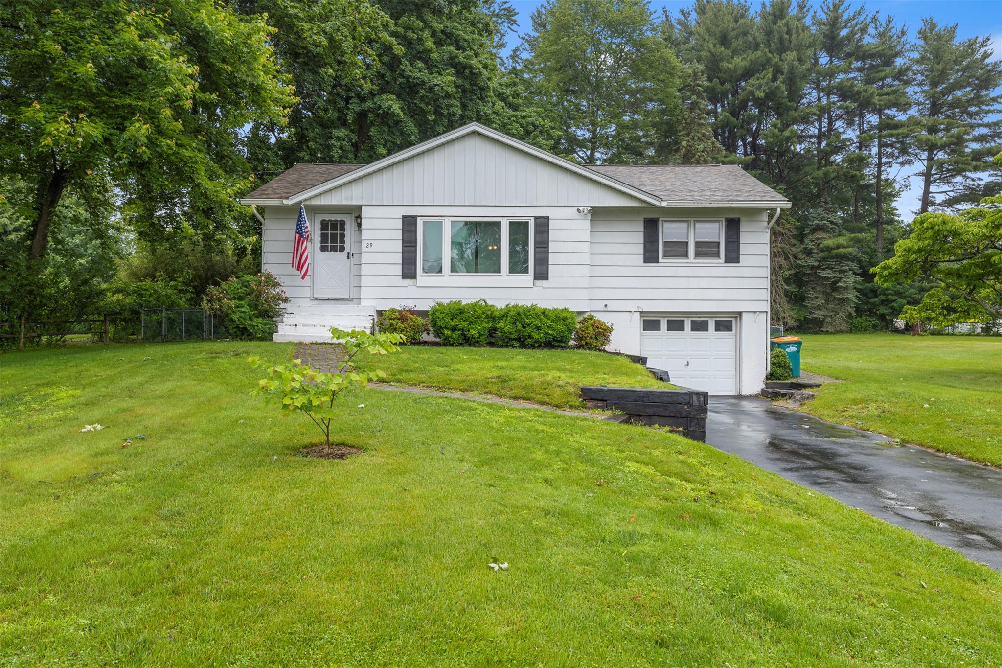 Chestnut Street, Poughkeepsie, New York - 2 Bedrooms  
1 Bathrooms  
6 Rooms - 