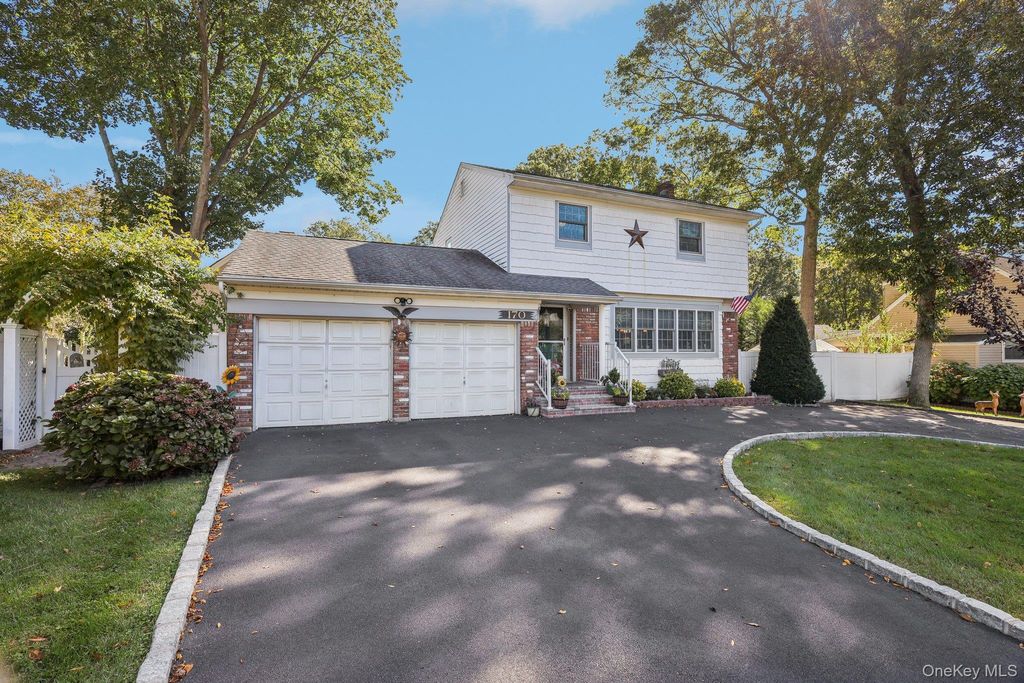 Photo of 170 Melville Road, Huntington Station, NY 11746 (MLS # 922078)