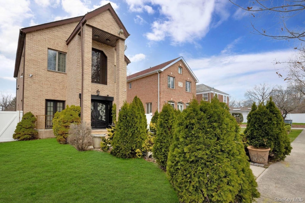 Photo of 186-31 radnor rd Rd, Jamaica Estates, NY 11432 (MLS # 1017064)