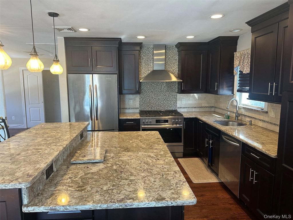 Photo of 17 Lee Avenue, Rockville Centre, NY 11570 (MLS # 965804)