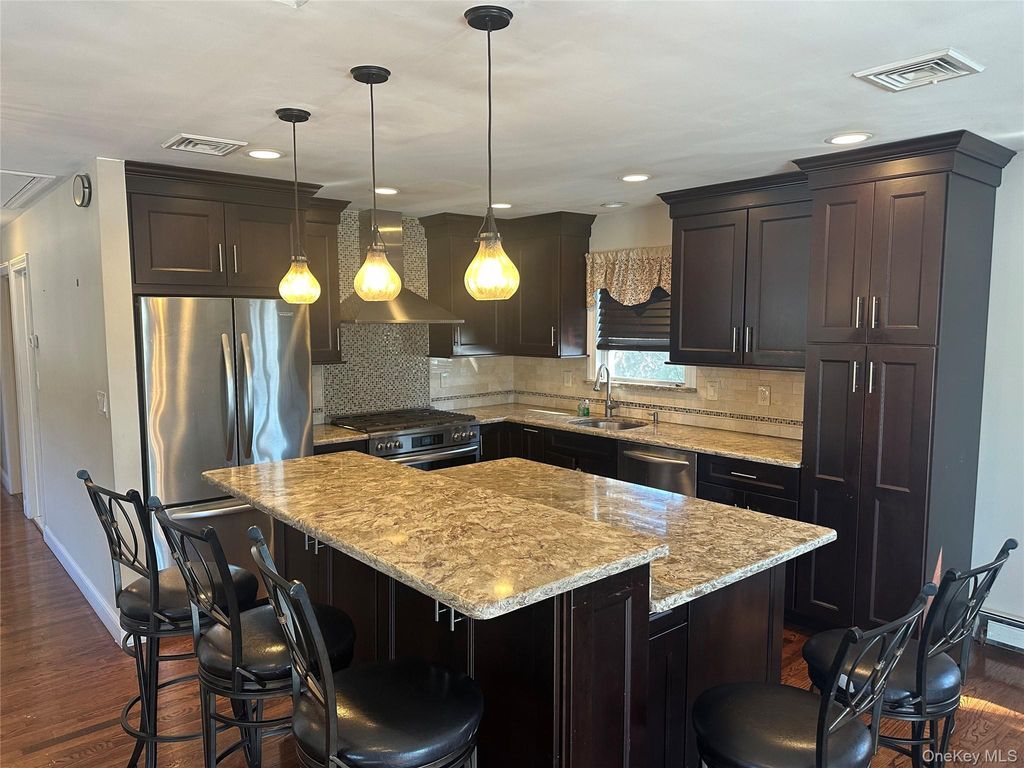 Photo of 17 Lee Avenue, Rockville Centre, NY 11570 (MLS # 965804)