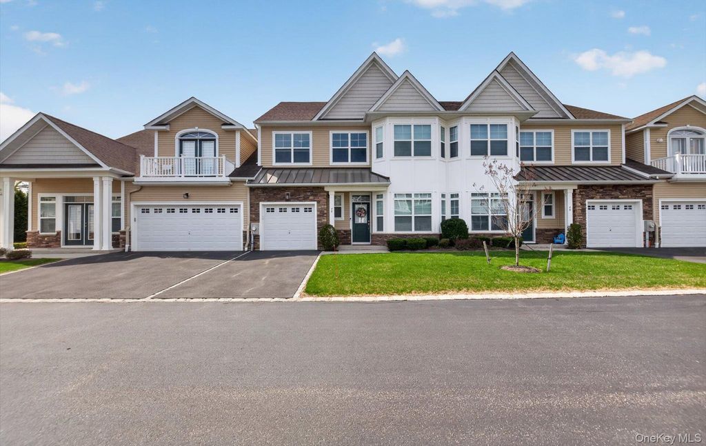 Photo of 48 Bellflower Path, Smithtown, NY 11787 (MLS # 986377)