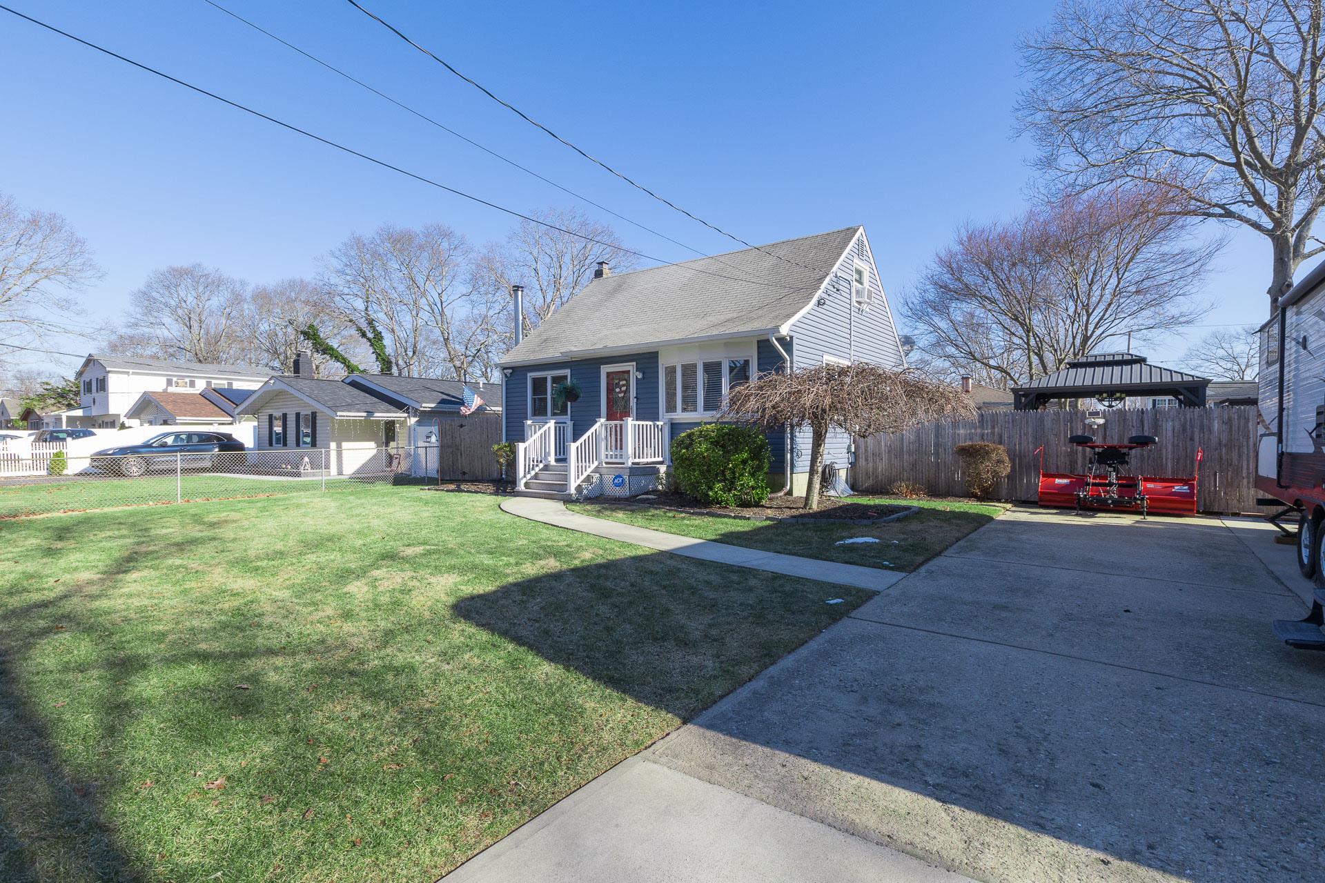 27 Terry Drive, Mastic, New York image 3