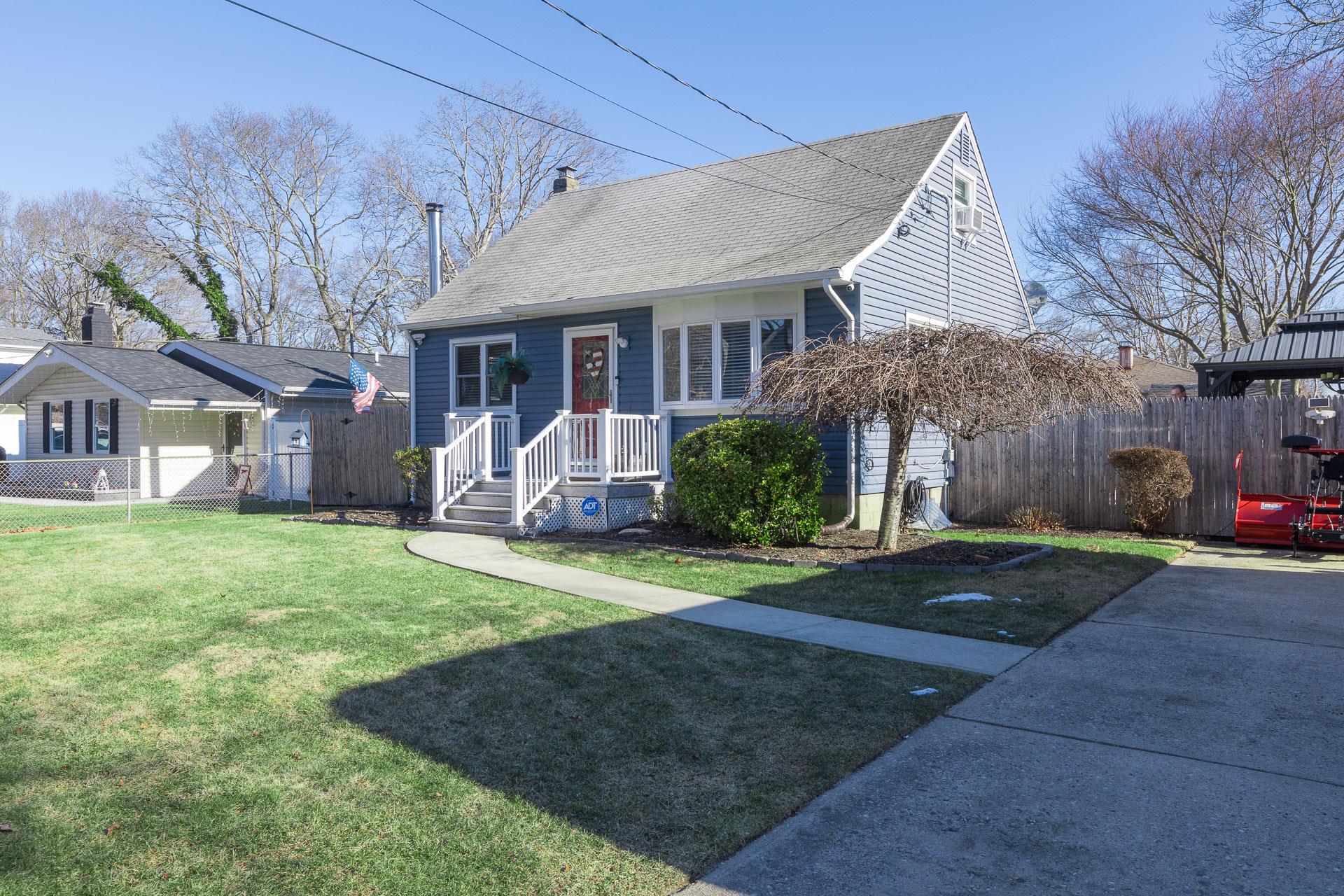 27 Terry Drive, Mastic, New York image 4