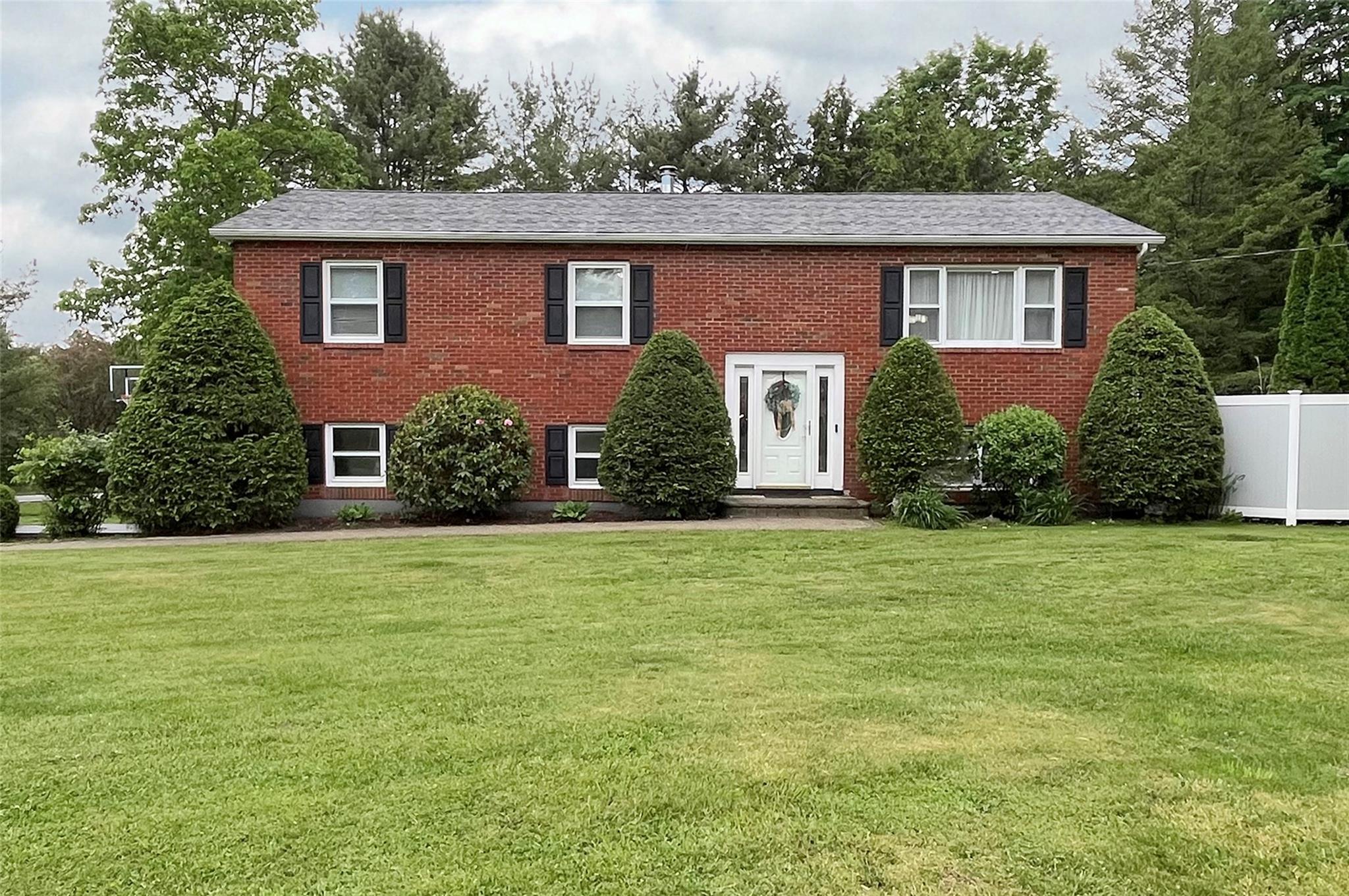 Shale Drive, Wappingers Falls, New York - 3 Bedrooms  
2 Bathrooms  
12 Rooms - 