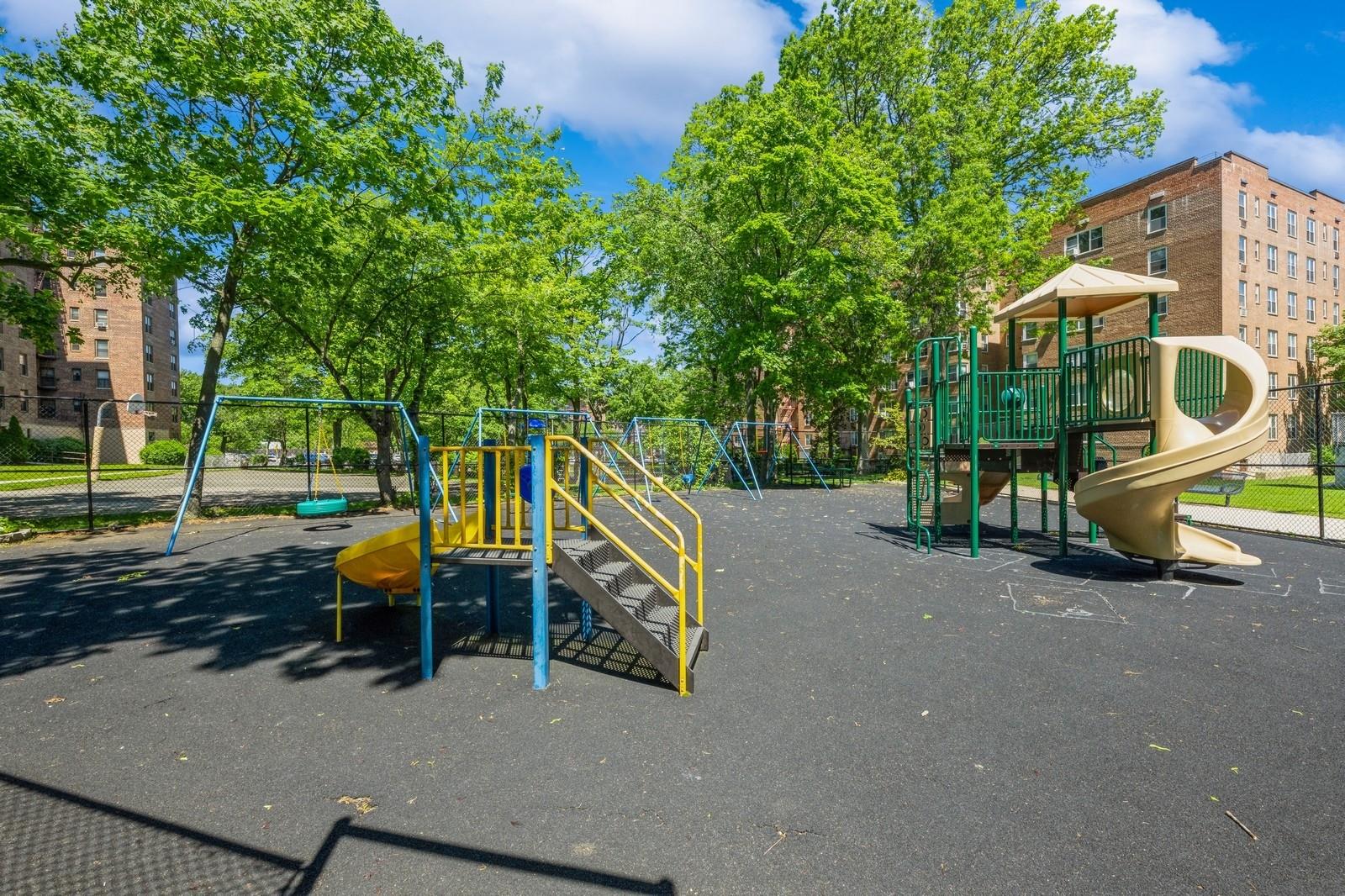 18-50 211th Street #2D, Bayside, New York image 33