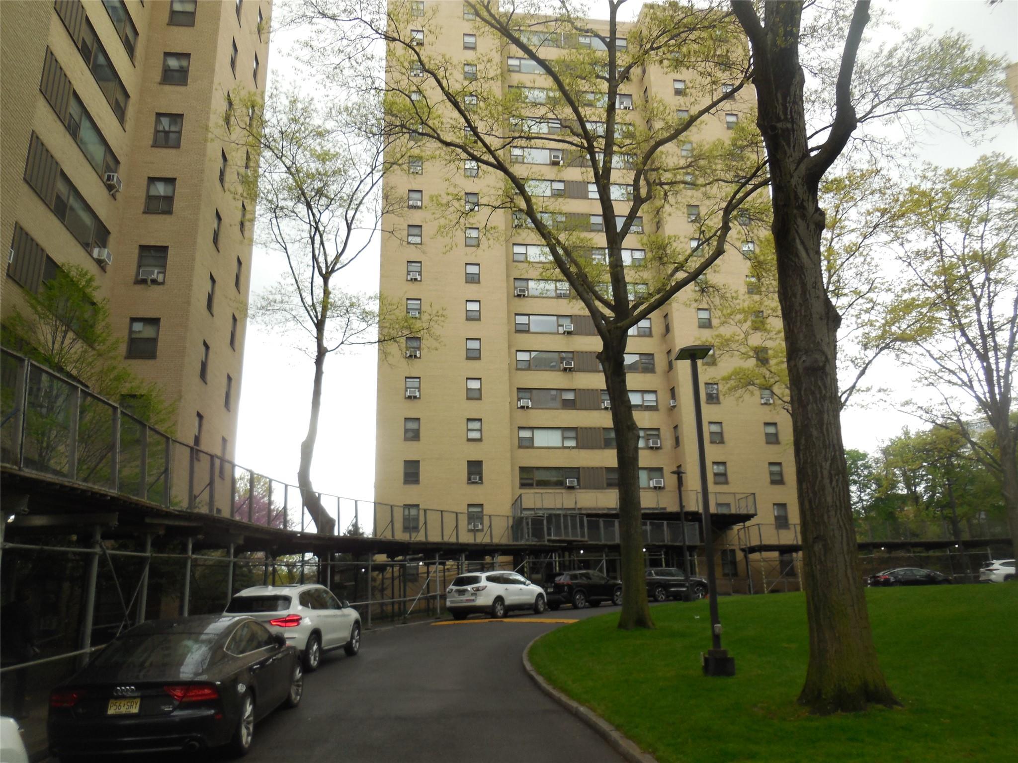 Property for Sale at Fordham Hill Oval Oval 5E, Bronx, New York - Bedrooms: 1 
Bathrooms: 1 
Rooms: 3  - $181,900