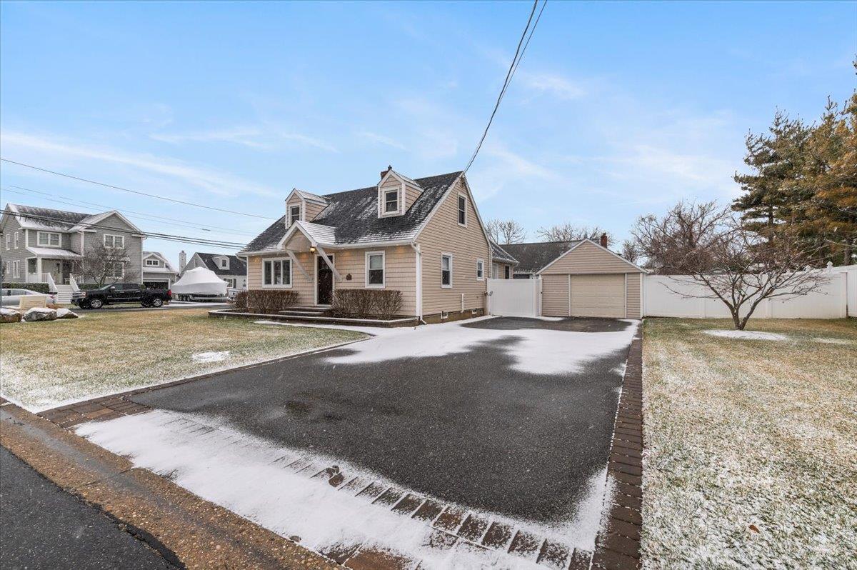 Babylon, New York 11701, United States, 3 Bedrooms Bedrooms, ,2 BathroomsBathrooms,Residential,Pending,18735