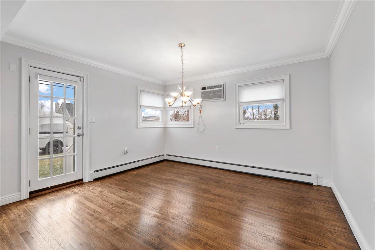 Babylon, New York 11701, United States, 3 Bedrooms Bedrooms, ,2 BathroomsBathrooms,Residential,Pending,18735