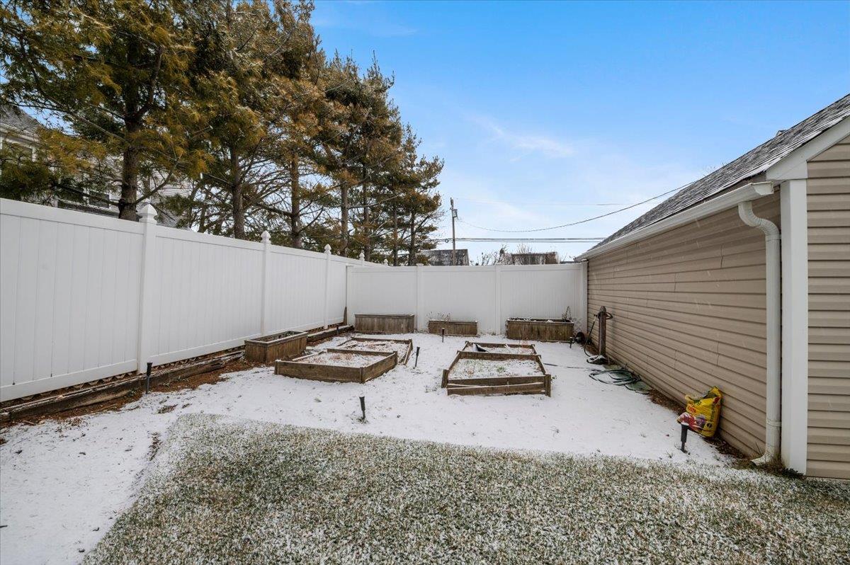 Babylon, New York 11701, United States, 3 Bedrooms Bedrooms, ,2 BathroomsBathrooms,Residential,Pending,18735