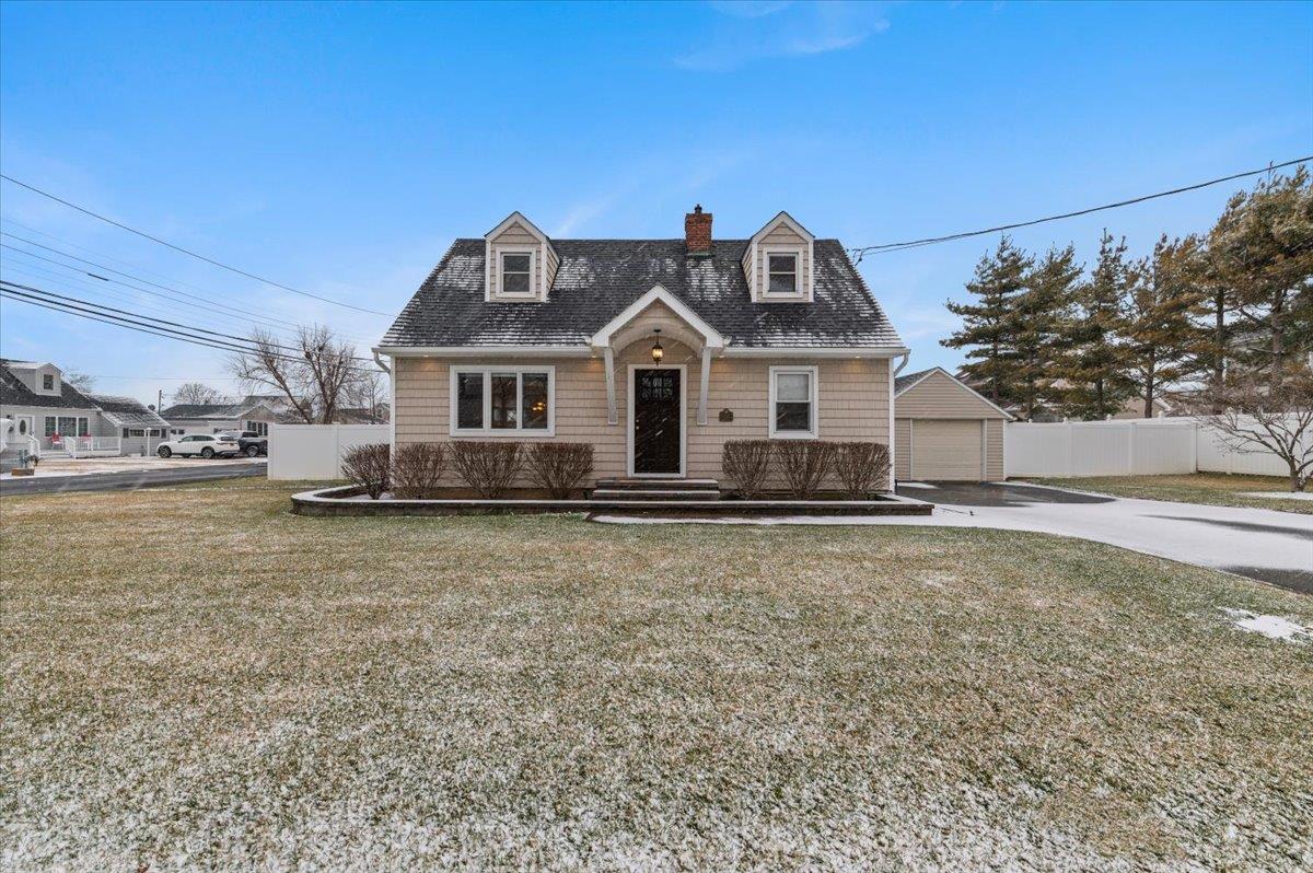 Babylon, New York 11701, United States, 3 Bedrooms Bedrooms, ,2 BathroomsBathrooms,Residential,Pending,18735