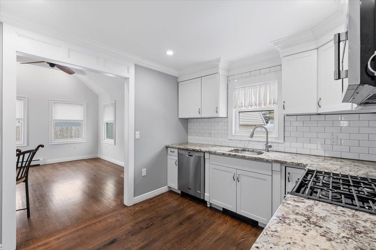 Babylon, New York 11701, United States, 3 Bedrooms Bedrooms, ,2 BathroomsBathrooms,Residential,Pending,18735