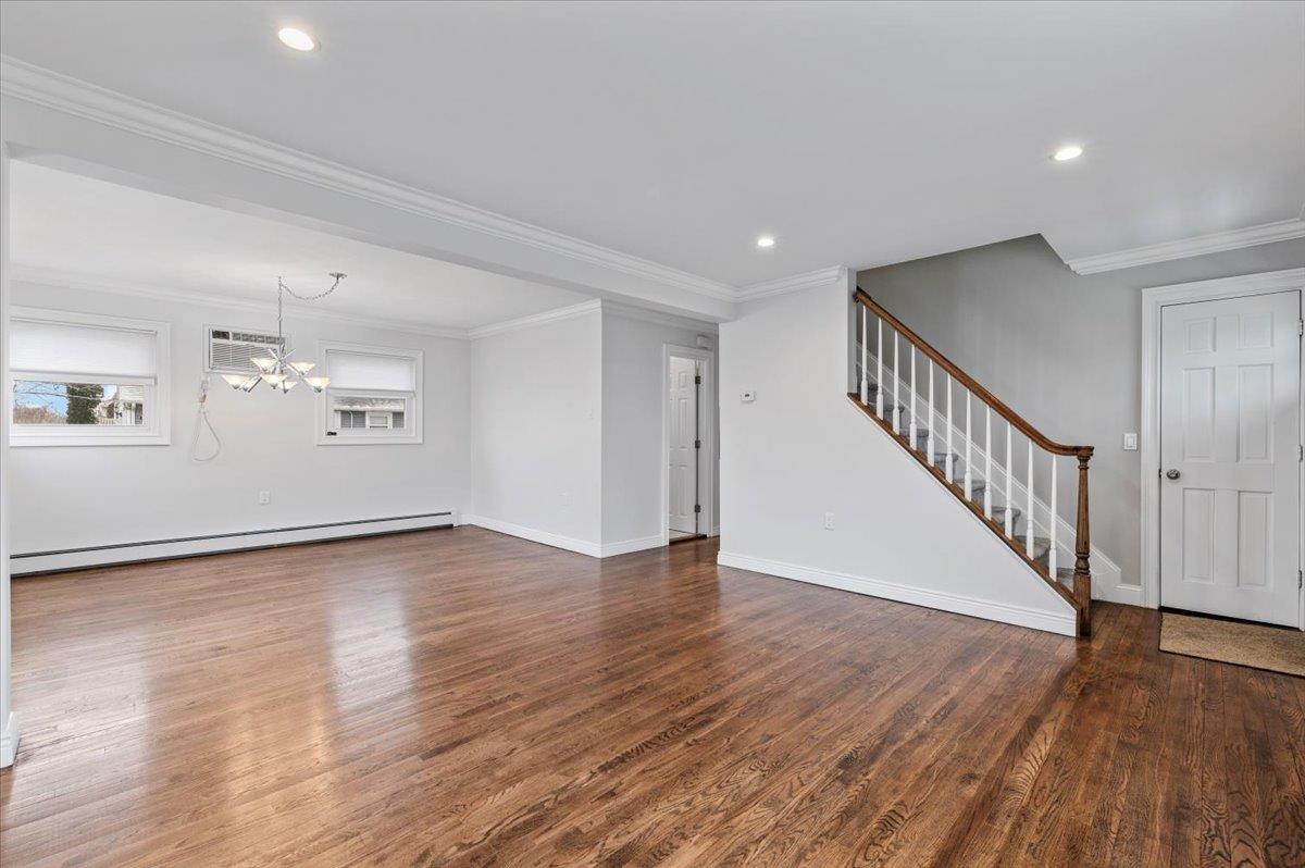 Babylon, New York 11701, United States, 3 Bedrooms Bedrooms, ,2 BathroomsBathrooms,Residential,Pending,18735