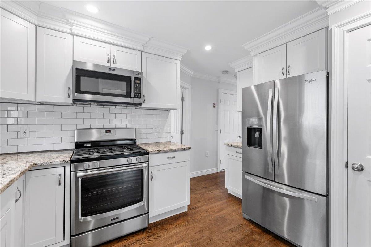 Babylon, New York 11701, United States, 3 Bedrooms Bedrooms, ,2 BathroomsBathrooms,Residential,Pending,18735