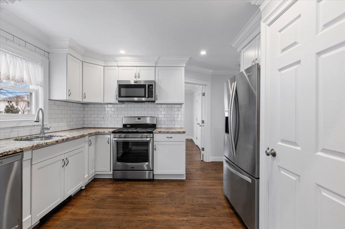 Babylon, New York 11701, United States, 3 Bedrooms Bedrooms, ,2 BathroomsBathrooms,Residential,Pending,18735