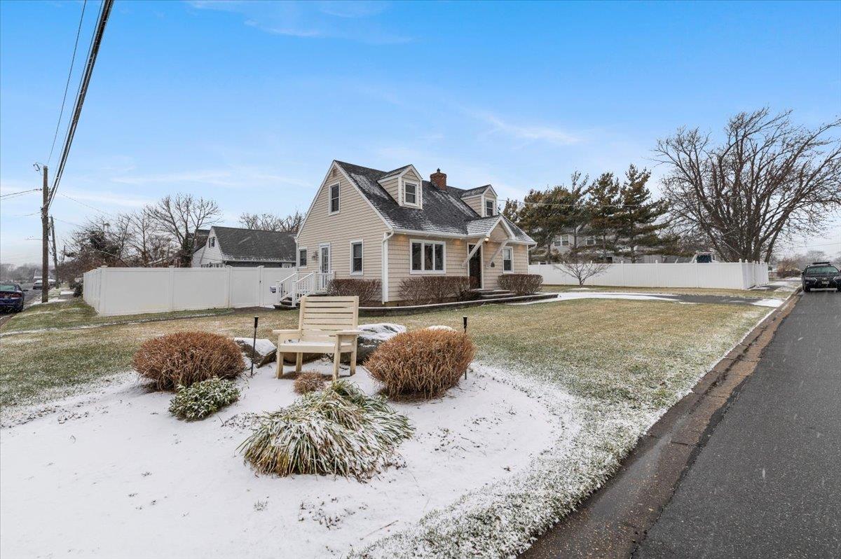 Babylon, New York 11701, United States, 3 Bedrooms Bedrooms, ,2 BathroomsBathrooms,Residential,Pending,18735