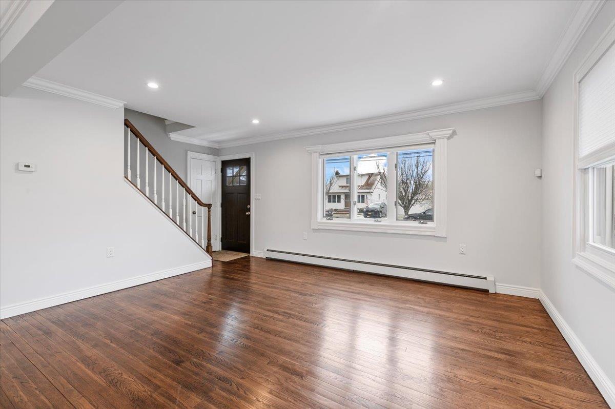 Babylon, New York 11701, United States, 3 Bedrooms Bedrooms, ,2 BathroomsBathrooms,Residential,Pending,18735