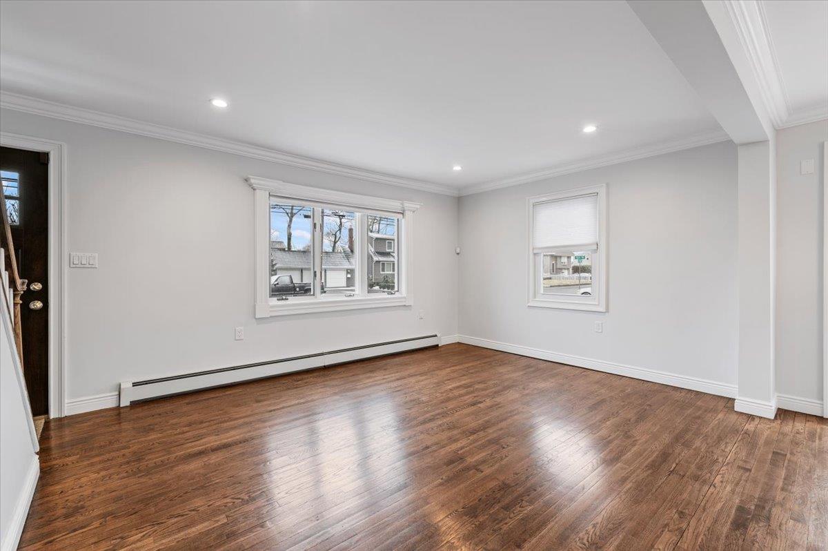 Babylon, New York 11701, United States, 3 Bedrooms Bedrooms, ,2 BathroomsBathrooms,Residential,Pending,18735