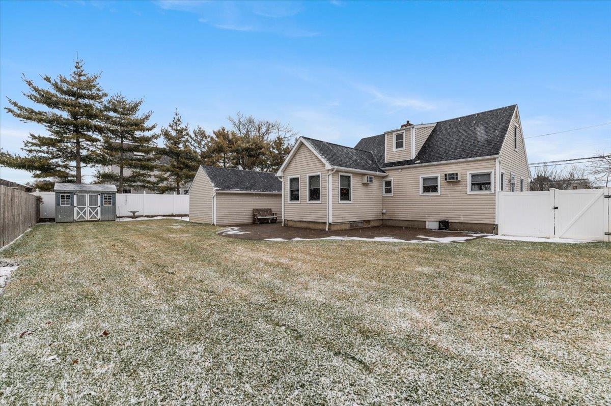 Babylon, New York 11701, United States, 3 Bedrooms Bedrooms, ,2 BathroomsBathrooms,Residential,Pending,18735