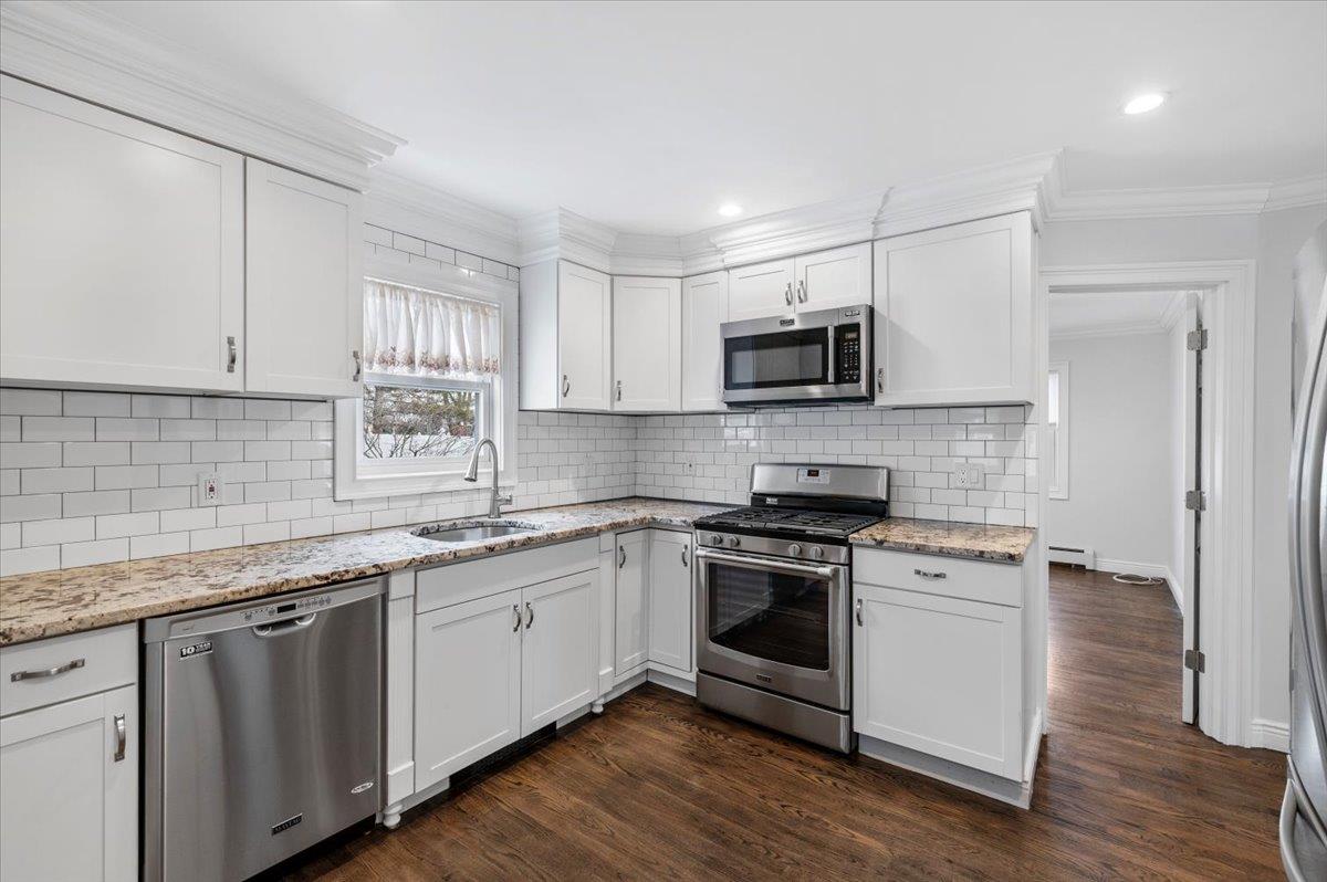 Babylon, New York 11701, United States, 3 Bedrooms Bedrooms, ,2 BathroomsBathrooms,Residential,Pending,18735