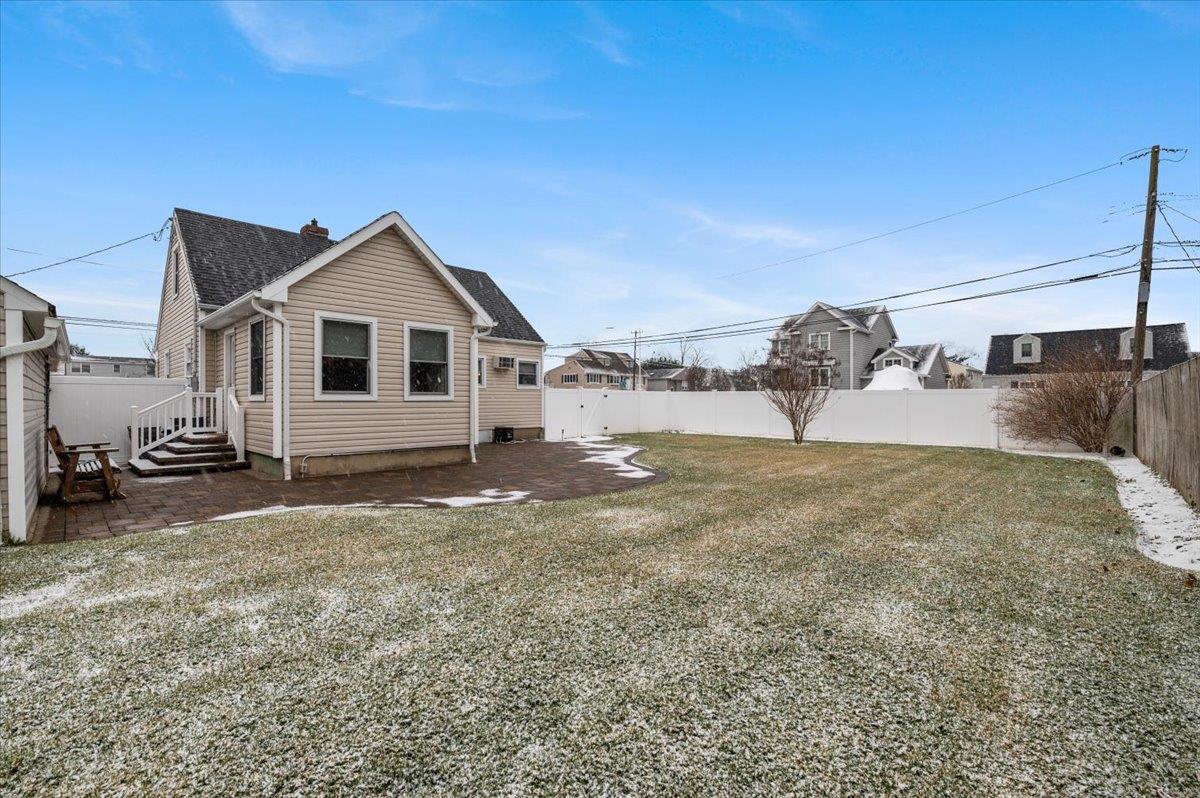 Babylon, New York 11701, United States, 3 Bedrooms Bedrooms, ,2 BathroomsBathrooms,Residential,Pending,18735