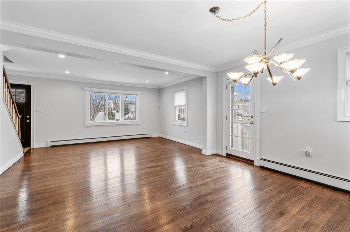 Babylon, New York 11701, United States, 3 Bedrooms Bedrooms, ,2 BathroomsBathrooms,Residential,Pending,18735