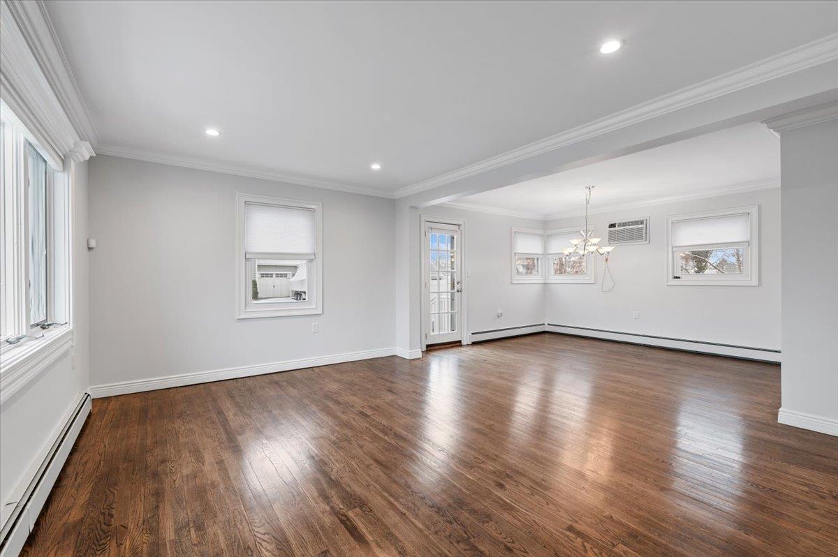 Babylon, New York 11701, United States, 3 Bedrooms Bedrooms, ,2 BathroomsBathrooms,Residential,Pending,18735