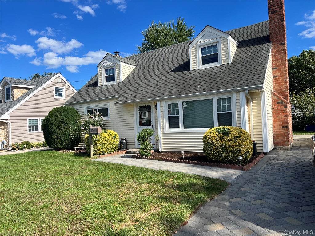 Photo of 77 Horton Avenue, Valley Stream, NY 11581 (MLS # 1058909)