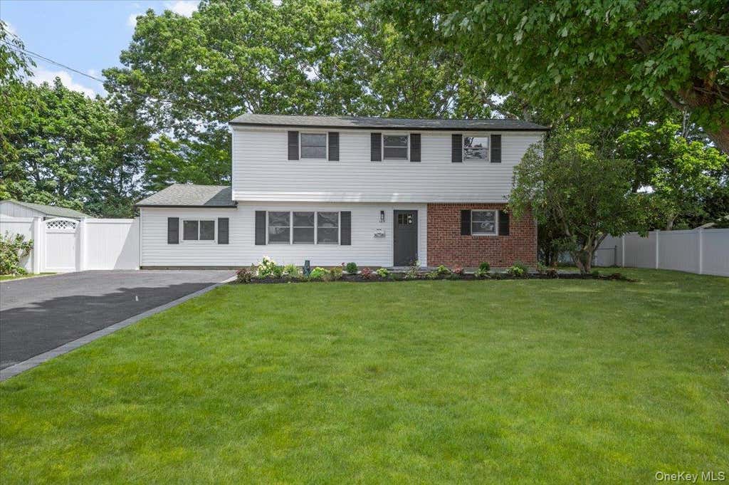Photo of 103 Bonnie Road, Oakdale, NY 11769 (MLS # 1028002)
