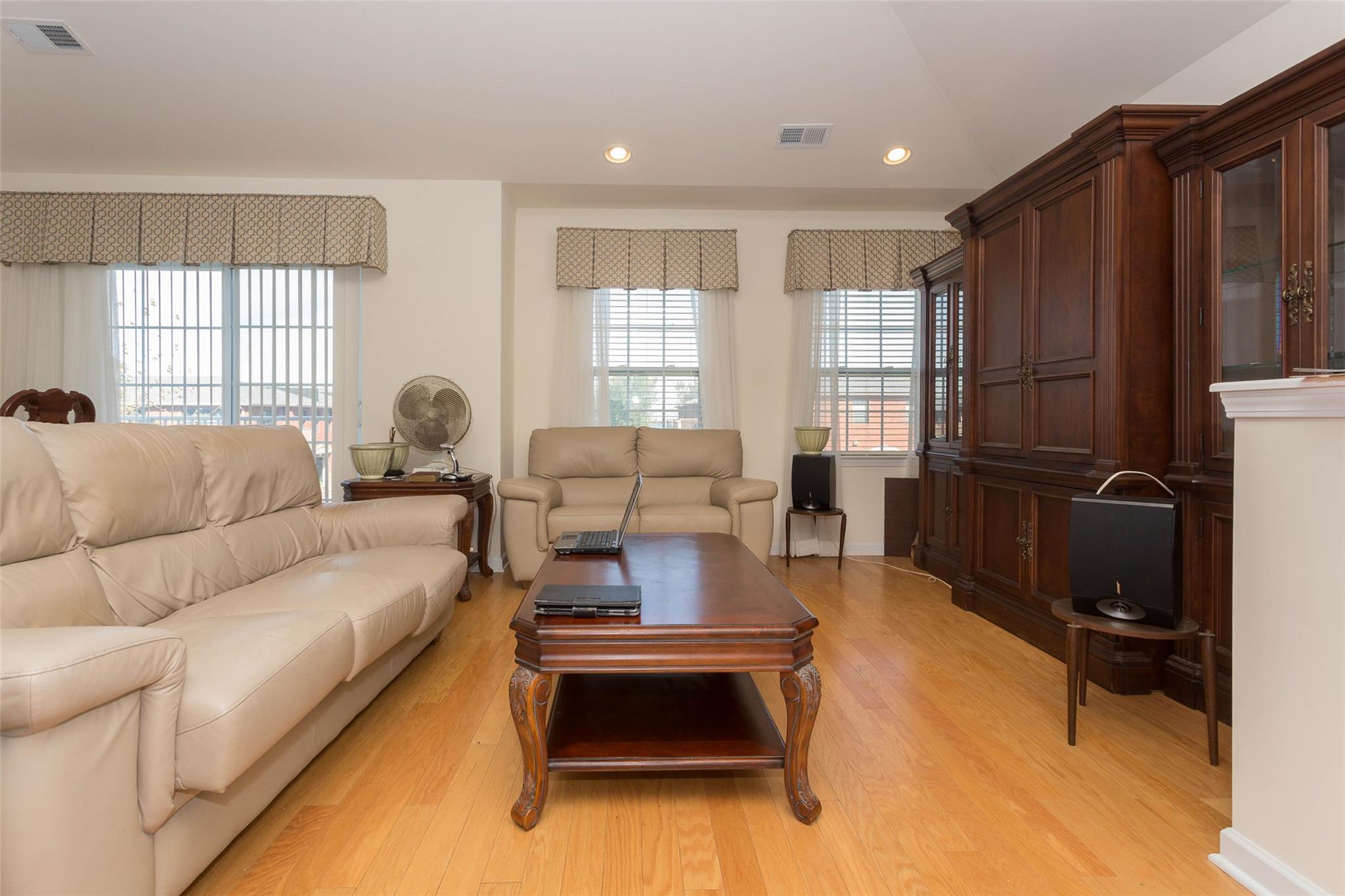 121-10 Powells Cove Boulevard #C, College Point, New York image 2