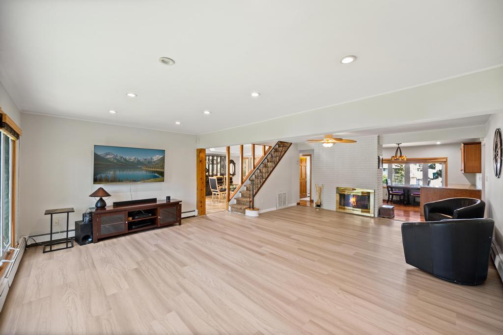 34 Blackbird Lane, Levittown, New York image 13