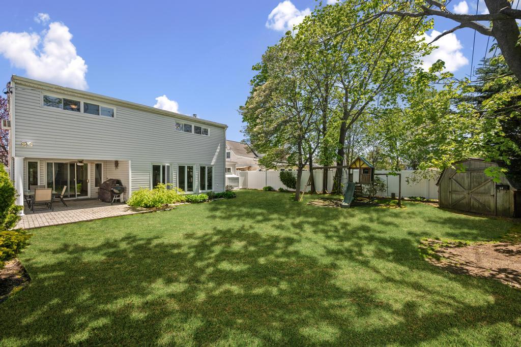 34 Blackbird Lane, Levittown, New York image 28