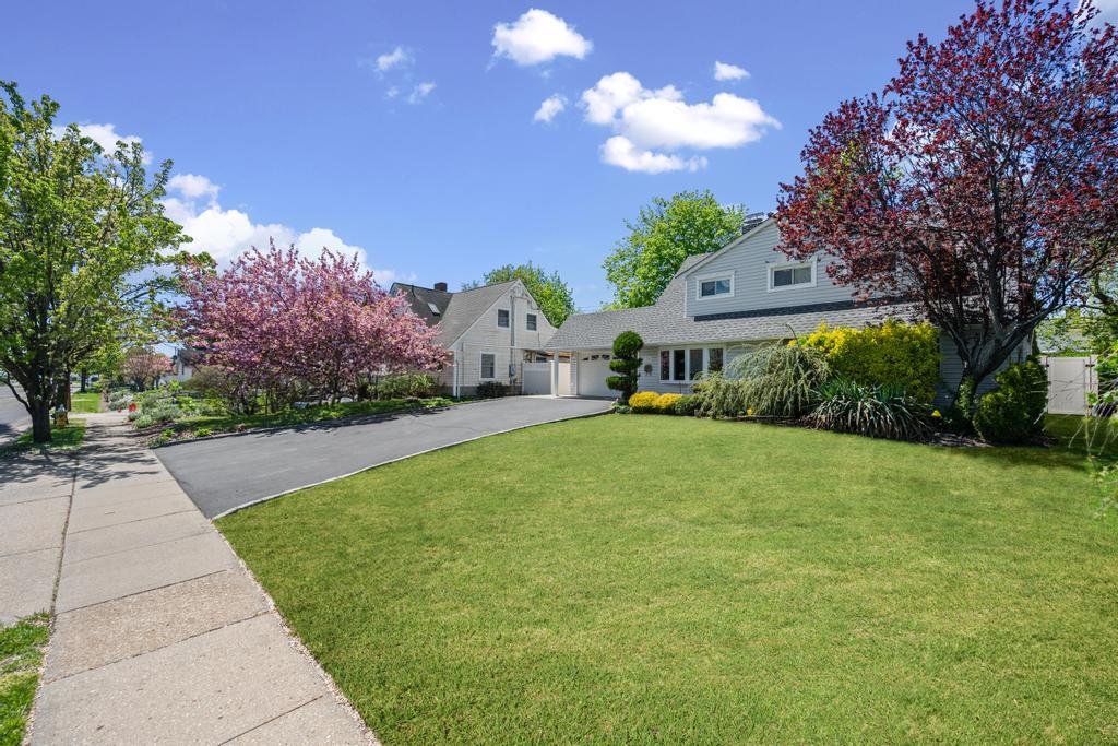 34 Blackbird Lane, Levittown, New York image 5