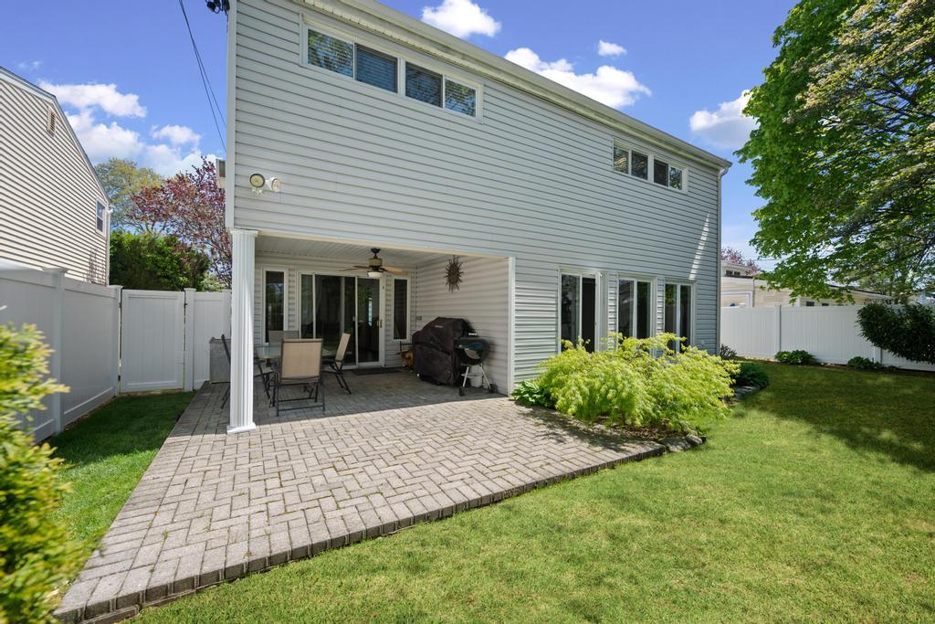 34 Blackbird Lane, Levittown, New York image 26