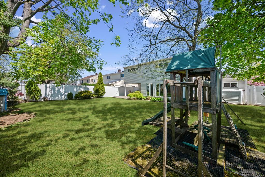 34 Blackbird Lane, Levittown, New York image 27