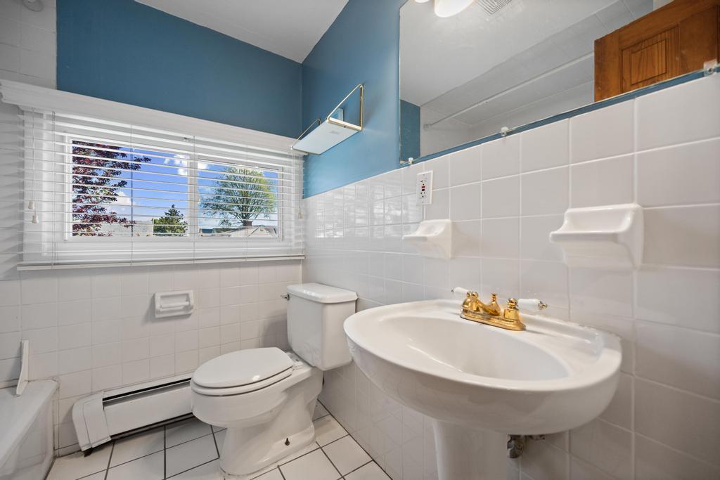34 Blackbird Lane, Levittown, New York image 18