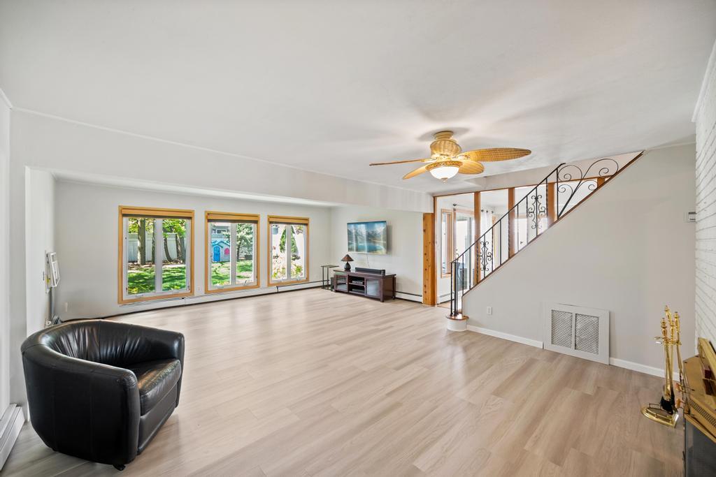 34 Blackbird Lane, Levittown, New York image 10