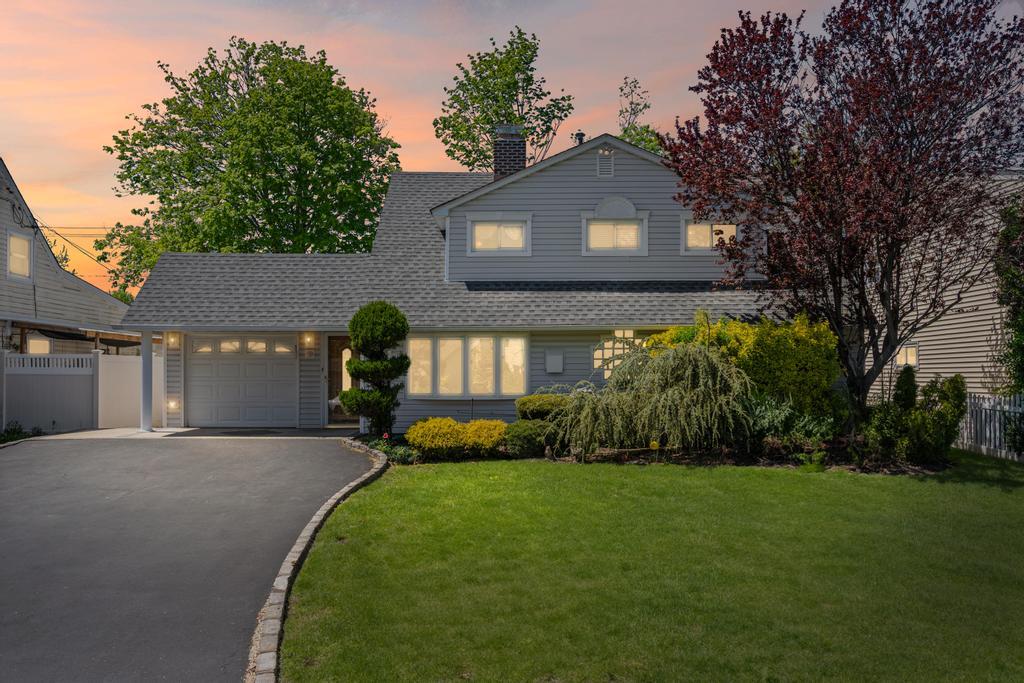 34 Blackbird Lane, Levittown, New York image 2