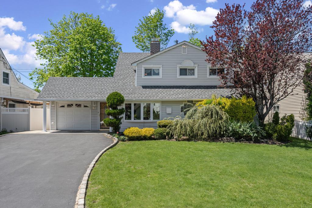 34 Blackbird Lane, Levittown, New York image 1