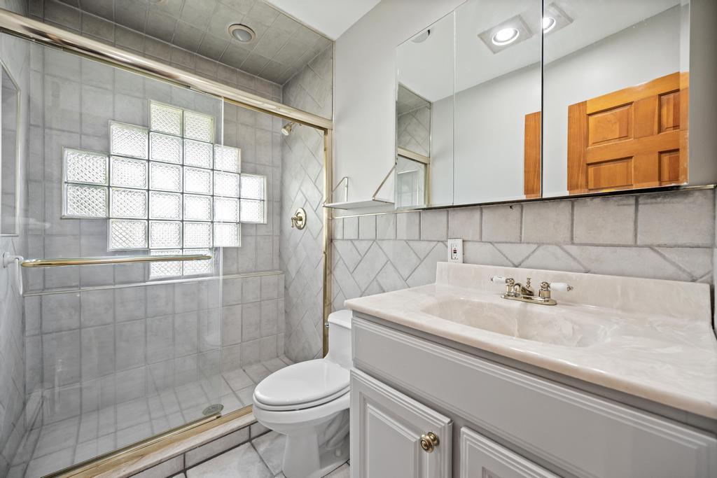 34 Blackbird Lane, Levittown, New York image 15