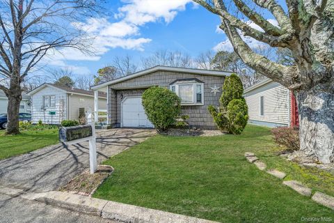 Photo of 191 Village Circle W, Manorville, NY 11949 (MLS # 969139)