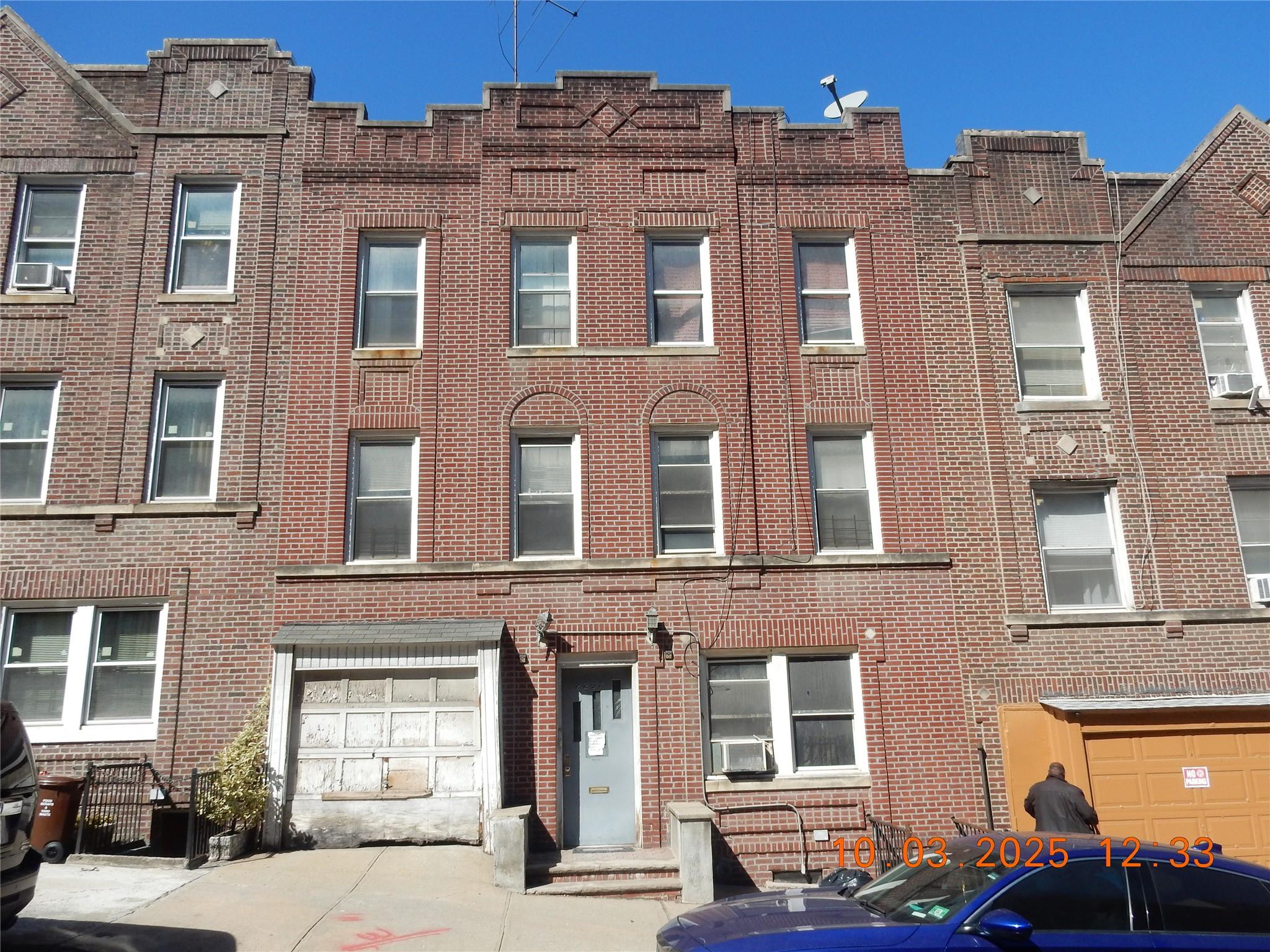 Hampden Pl Pl 2, Bronx, New York - 5 Bedrooms  
3 Bathrooms - 