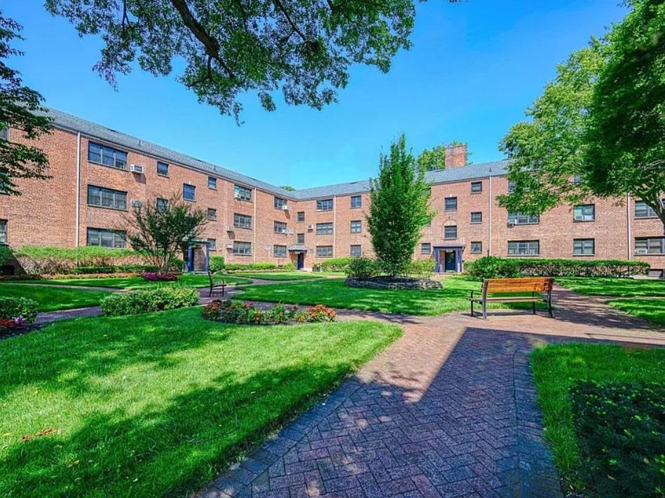 15 Beach Road #2P, Great Neck, New York image 1