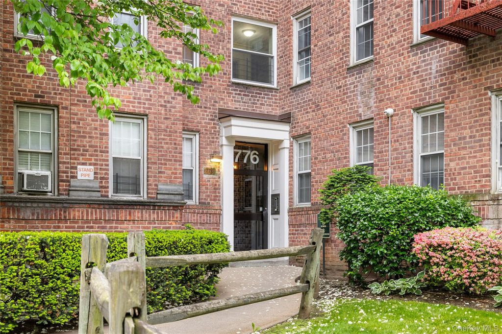 Photo of 776 Bronx River Road #B41, Bronxville, NY 10708 (MLS # 1000227)