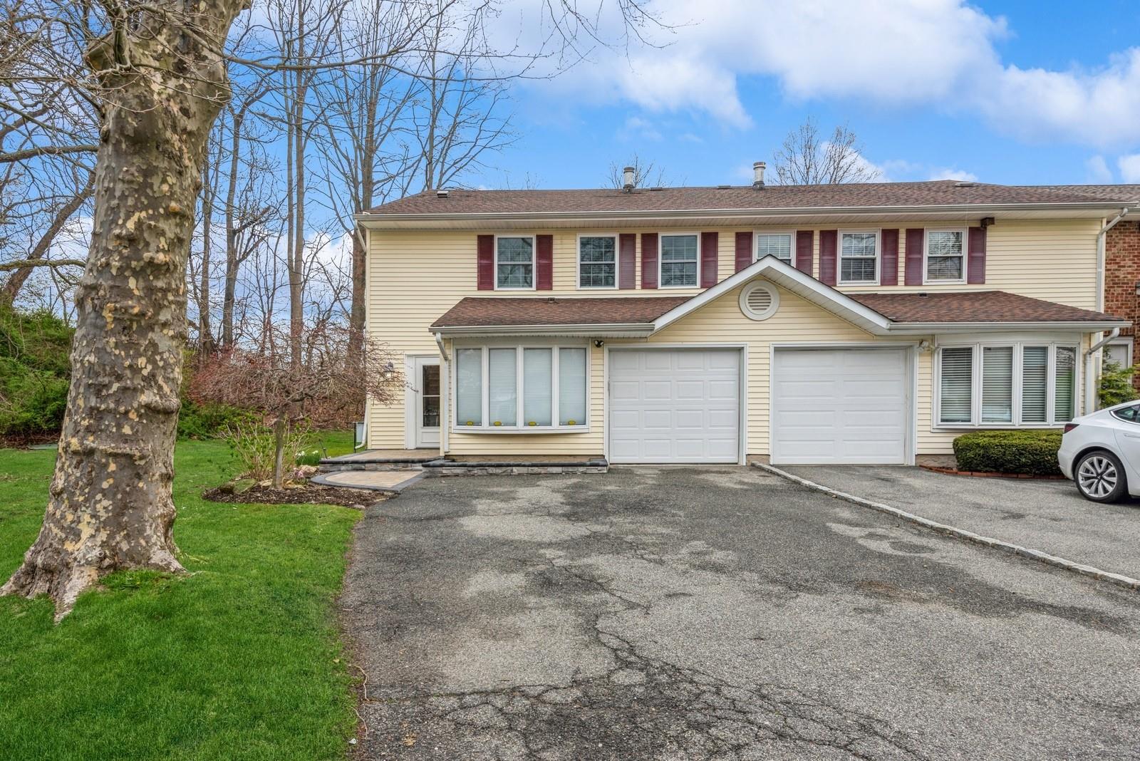 72 Aspen Drive W Dr, Woodbury, New York image 1