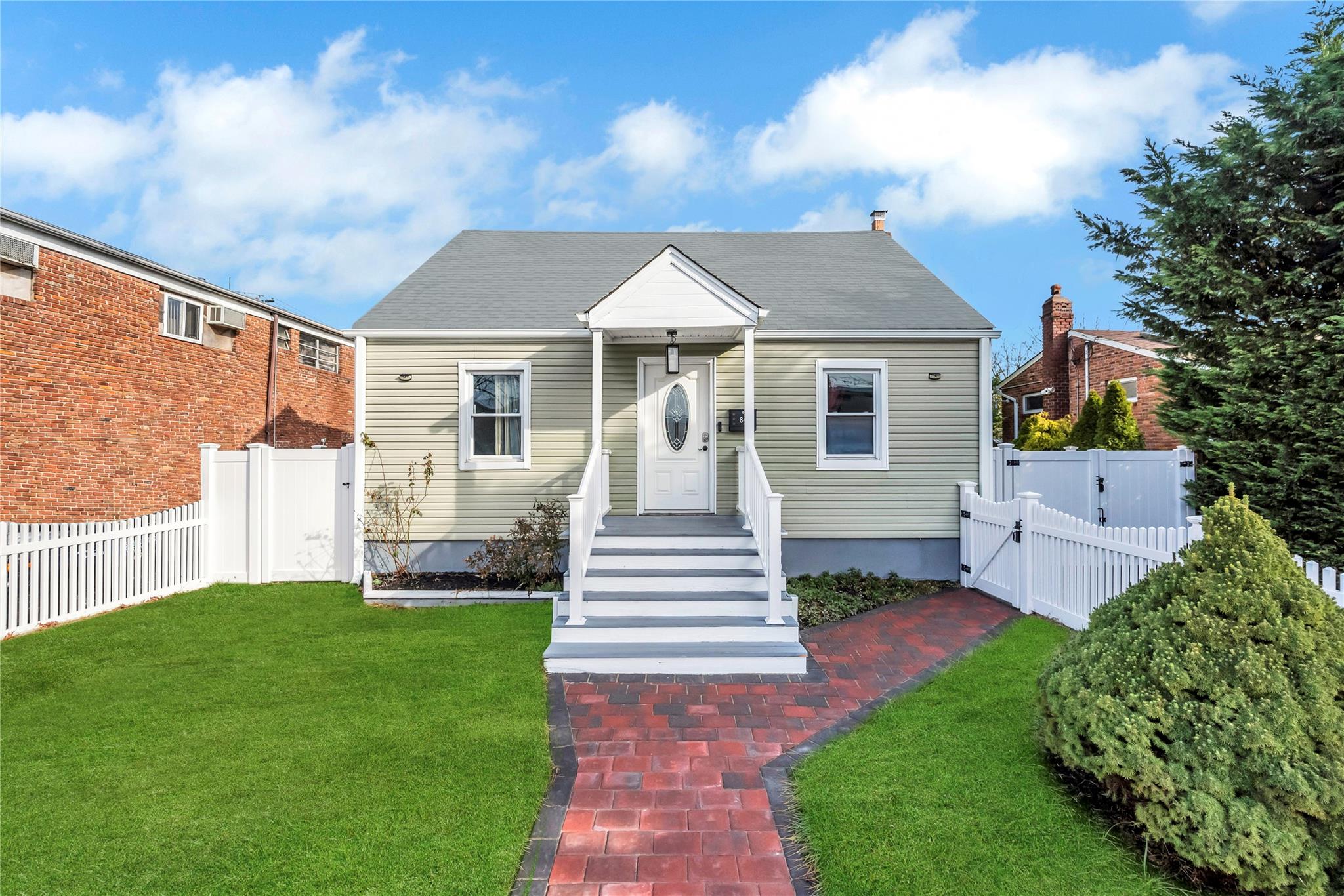 847 N Clinton Avenue, Lindenhurst, New York image 1