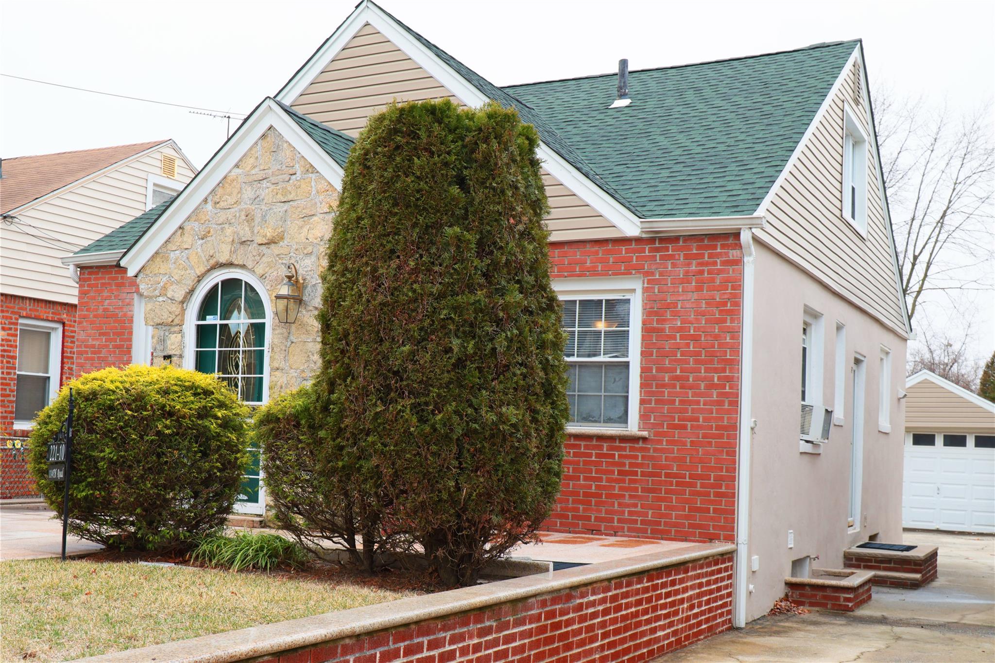 221-10 114th Road Rd, Cambria Heights, New York image 3